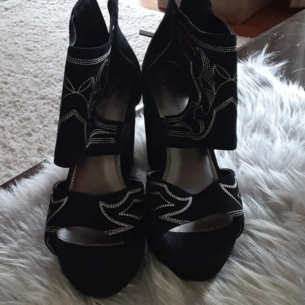Sandals - Picture 3 of 4